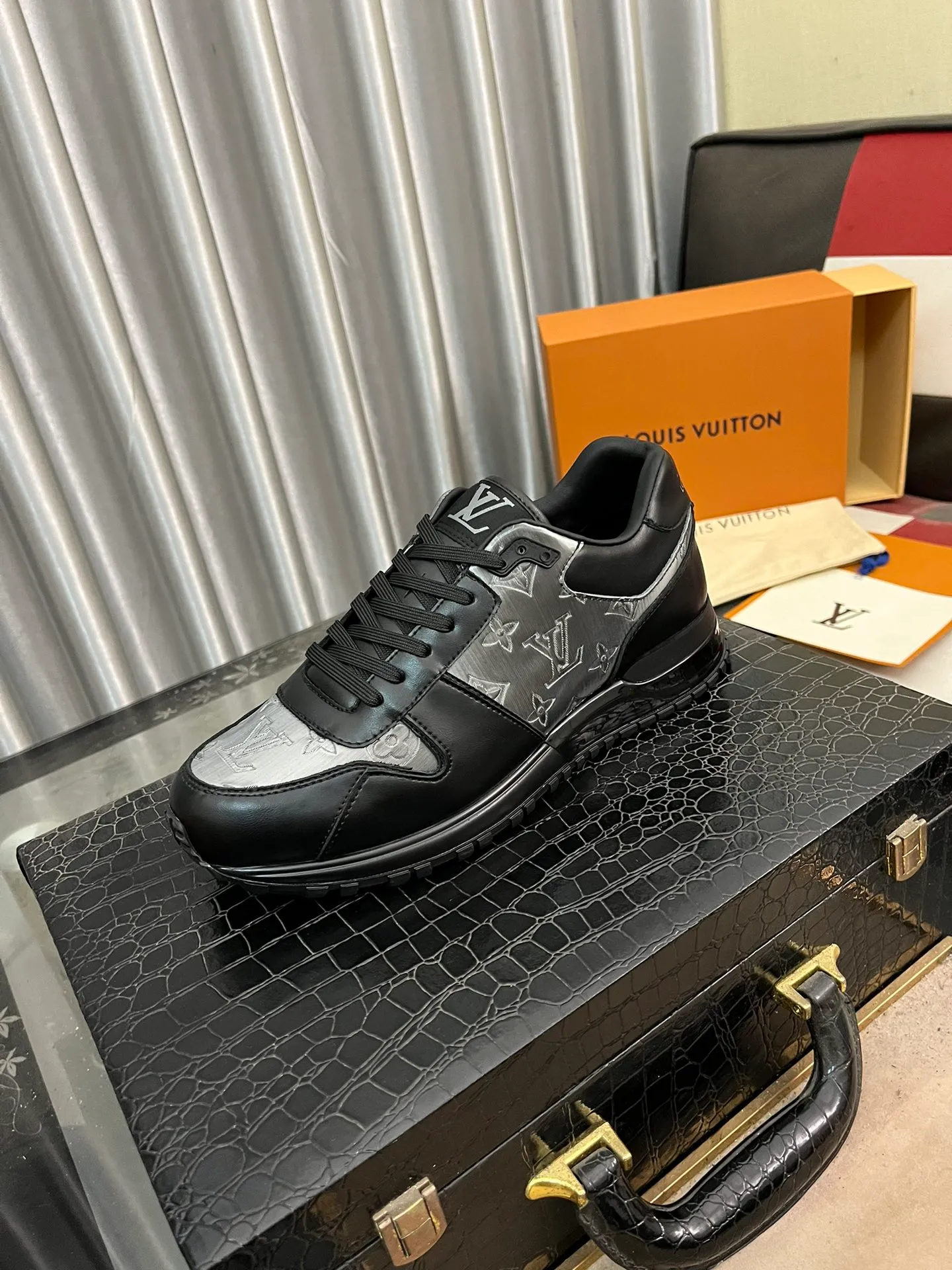 Men's shoes 💰540⌚️⌚️LV Louis Vuitton. The latest fashionable casual shoes are popular in physical stores. New spring and summer comfortable imported custom original cowhide, unique jacquard fabric element design. With sheepskin lining, Lv original base, [sun][sun] high-end packaging and high quality💪Details determine quality, code number 38-44